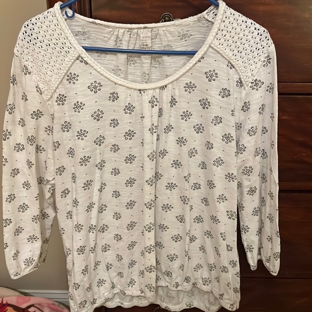3 FOR $20- Sonoma off white top with gray flowers XL